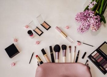 If you’re travelling and need a way to keep track of your skincare and cosmetics, have a look at