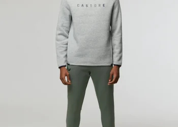 A long sweatshirt, good boots, and stretchy jeans are my fall fashion must-haves –