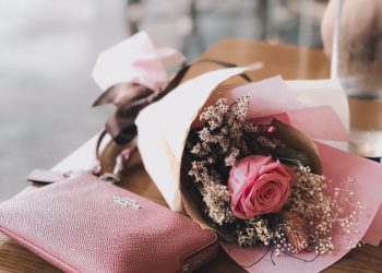 Many eyes go through the meadow, but few see the flowers in it –