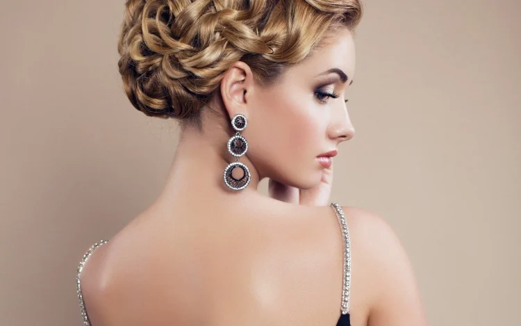 Women should never go without earrings. Passing on them is an opportunity missed –