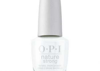 Nail laquer provide a lustrous look to the nails with an embellishment