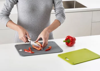 Chopping board set helps make maximum use of the space inside your cupboard by storing on the back of the door