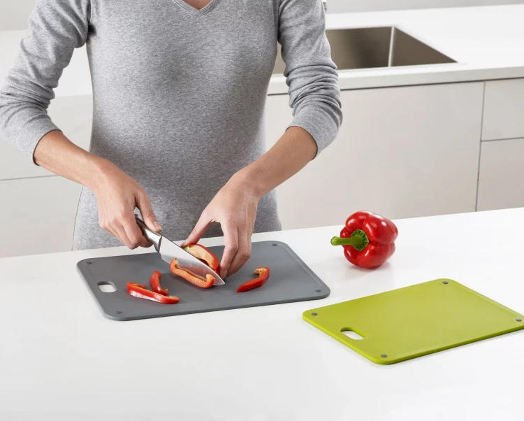 Chopping board set helps make maximum use of the space inside your cupboard by storing on the back of the door
