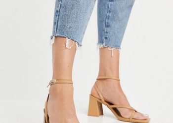 When worn with a skirt or dress, high heels sandals can heighten the wearer’s stature while also drawing attention to their legs’ strong muscles