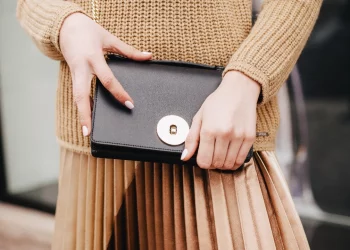 When it comes to fashion, I love skinny jeans, a simple top, and a great clutchbag