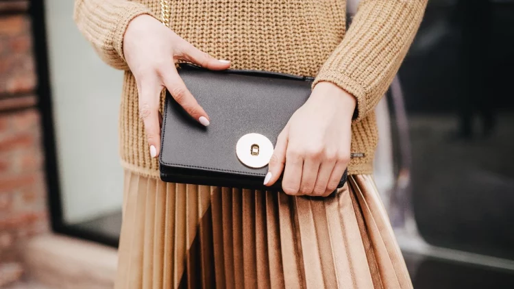 When it comes to fashion, I love skinny jeans, a simple top, and a great clutchbag