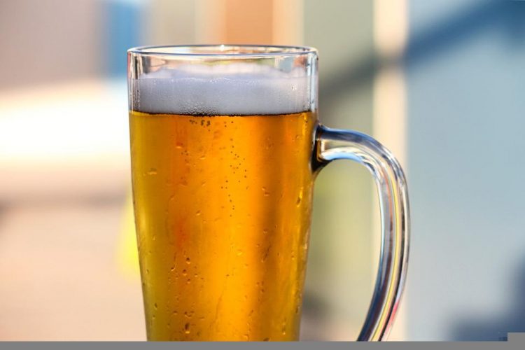 Peroni Nastro Azzurro 0.0 is an alcohol free Peroni that boasts a rich and intense flavour, with a delicate fruity aroma