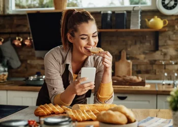 The carbohydrates in bread rolls can provide the body with fuel