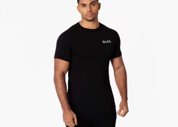 You can easily lift heavy weights or perform stretching easily without being restricted by tight fitting or uncomfortable outfits