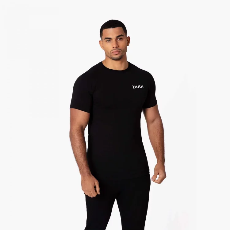 You can easily lift heavy weights or perform stretching easily without being restricted by tight fitting or uncomfortable outfits