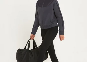 Duffel bag is used by non-commissioned personnel in the military, and for travel, sports and recreation by civilians