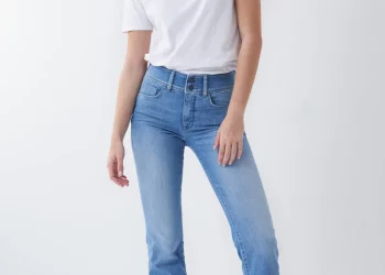 Push in secret technology which are the most comfortable high waist jeans and push you in at the waist for a Tummy Tuck effect