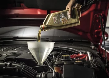 To keep metals apart and reduce friction, Castrol Edge uses unique Fluid Titanium Technology, which alters the structure of the oil