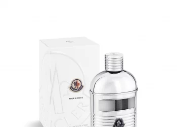 Versace Pour Homme is a masculine cologne that features an Aromatic Fougere base