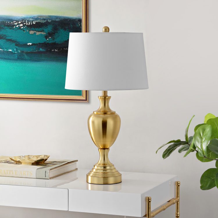 What are the features of a lamp?