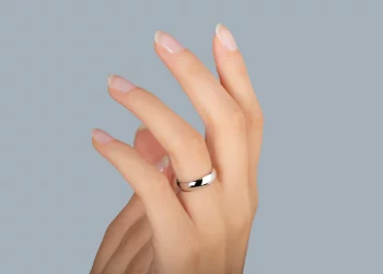 What are the advantages of a platinum ring?
