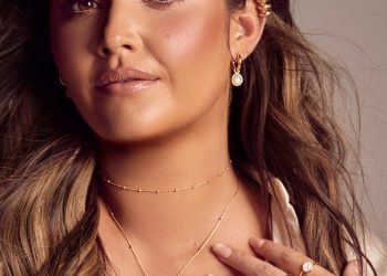 The Pros and Cons of Putting on Earrings