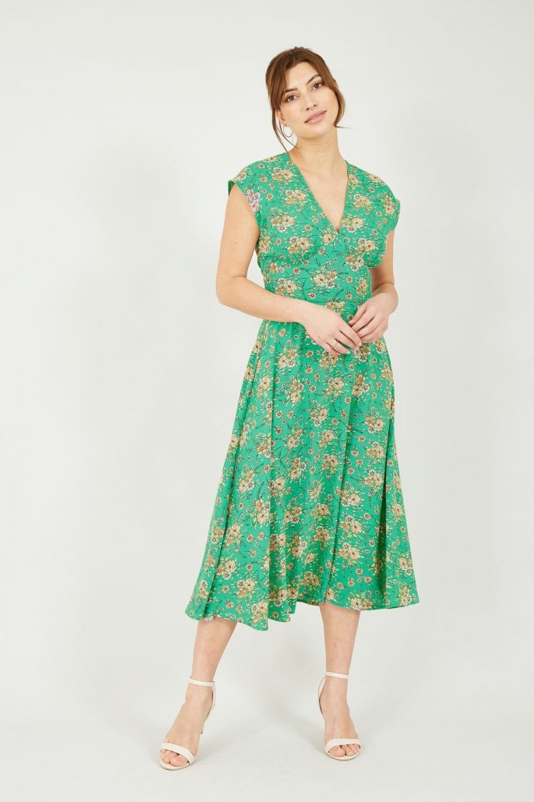 Dresses for the evening that are both fashionable and modest