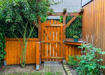 How do I make a simple garden gate?