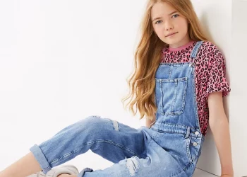 What do kids wear with dungarees?