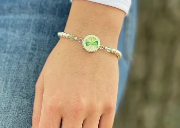 Why do people like to wear bracelets?