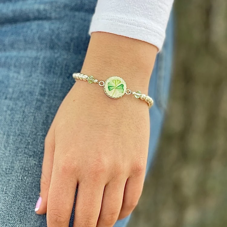 Why do people like to wear bracelets?