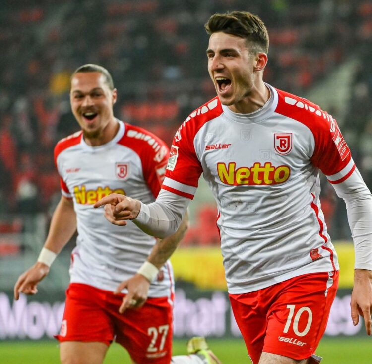 Sie können bei SSV Jahn einen Rabatt auf T-Shirts erhalten
