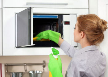 How does the microwave cleaner work?