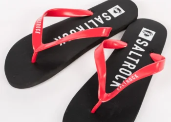 Four pairs of premium men’s flip flops