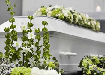Was symbolisieren die Blumen bei einer Beerdigung?