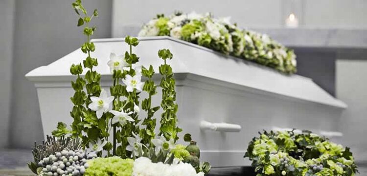 Was symbolisieren die Blumen bei einer Beerdigung?