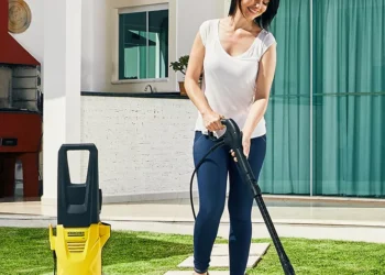 How does a pressure washer work?