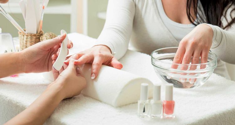 Comment prendre soin des ongles manucurés?