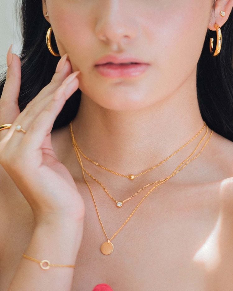 Is wearing gold jewelry good?