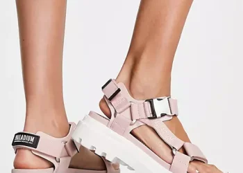 Les sandales Revolt sont l’accessoire estival par excellence, alliant confort et style