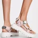 Les sandales Revolt sont l’accessoire estival par excellence, alliant confort et style