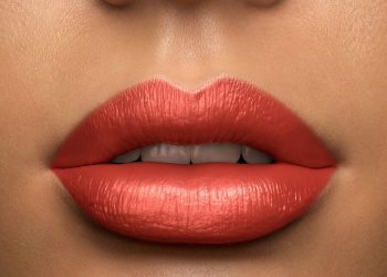 Zeigen Sie Ihren perfekten Schmollmund: Entdecken Sie atemberaubende Lippenstifte bei Flaconi!