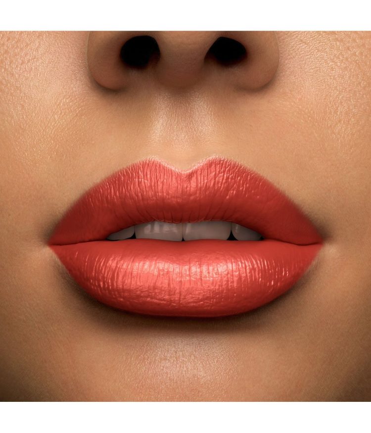 Zeigen Sie Ihren perfekten Schmollmund: Entdecken Sie atemberaubende Lippenstifte bei Flaconi!