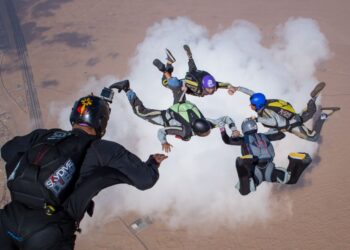 Saut en parachute en tandem au-dessus de l’emblématique Palm Jumeirah de Dubaï avec GetYourGuide
