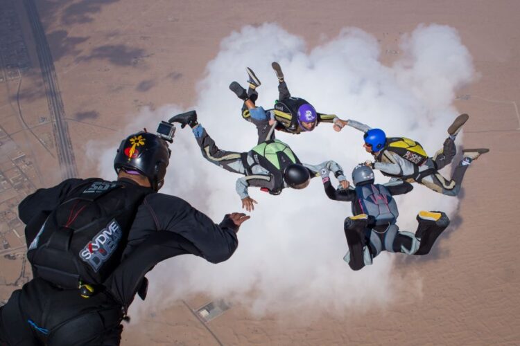 Saut en parachute en tandem au-dessus de l’emblématique Palm Jumeirah de Dubaï avec GetYourGuide
