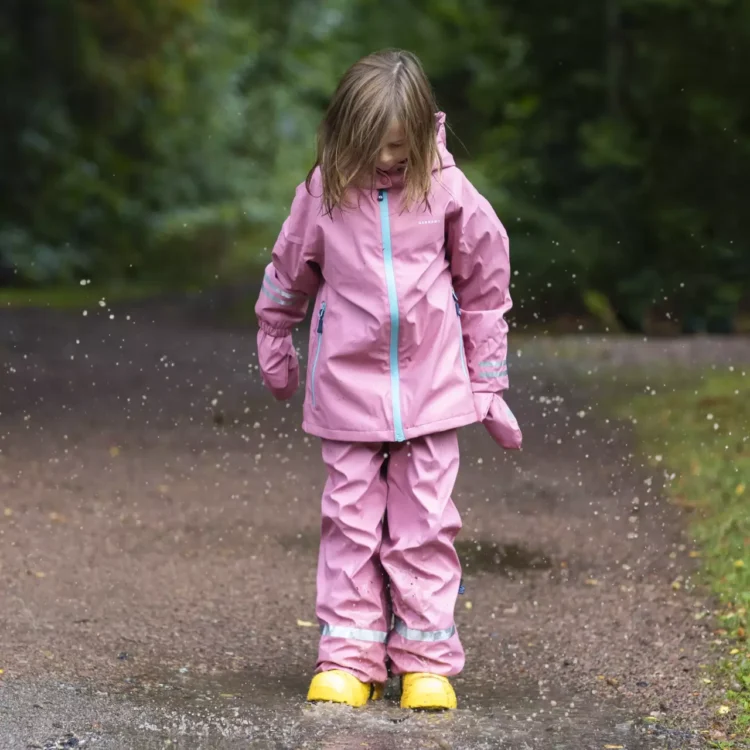 Håll dig torr med stil: Geggamojas trendiga och funktionella regnkläder för barn