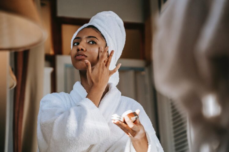 Skin : Nettoyer votre peau de l’acné à l’éclat