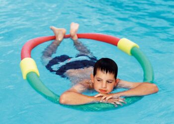 Schwimmen, Biegen, Spaß: Die vielen Facetten von Schwimmnudeln