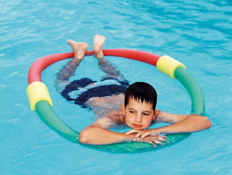 Schwimmen, Biegen, Spaß: Die vielen Facetten von Schwimmnudeln