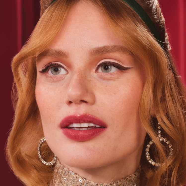 Weihnachtliche Ausstrahlung: Benefit Cosmetics‘ unwiderstehliche Geschenk-Kollektion