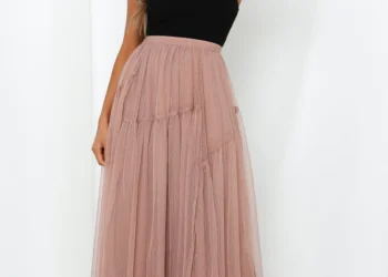 Skirt the Limits: Hello Molly’s Stunning Array of Styles!