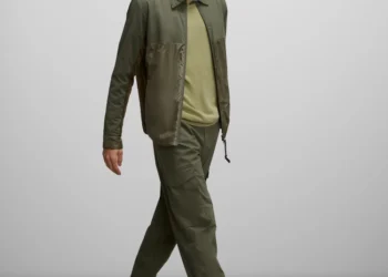 Aspesi Elegance: Ridefinire lo stile con camicie da uomo eccezionali