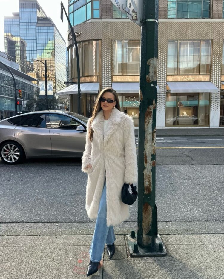 Elegance Unveiled: Hello Molly’s Fashion Journey