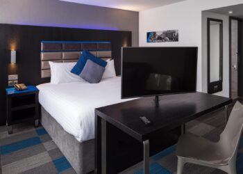 Roomzzz – Where Luxury Meets Comfort: A Sanctuary for the Modern Traveler