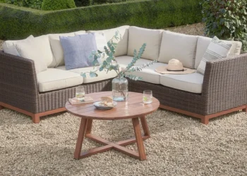 Transform your outdoor living with Moda’s chic sofas! Shop today and elevate your space!